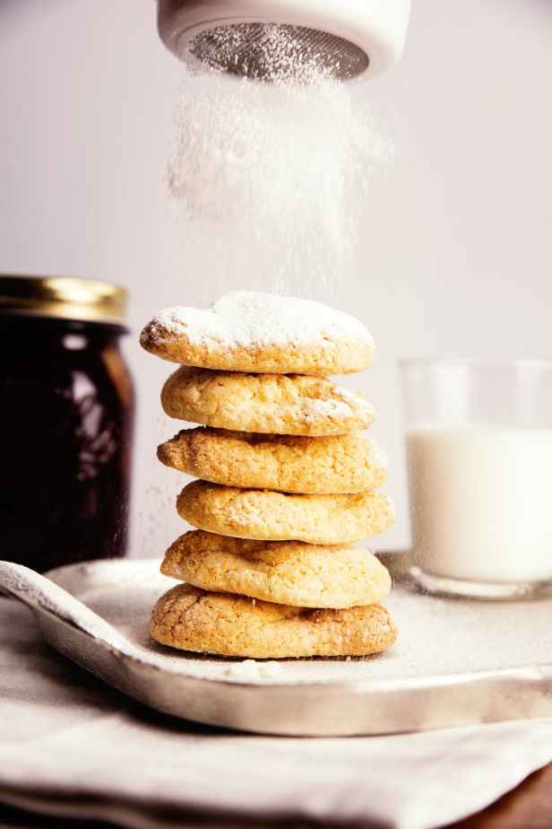 powdering homemade cookies